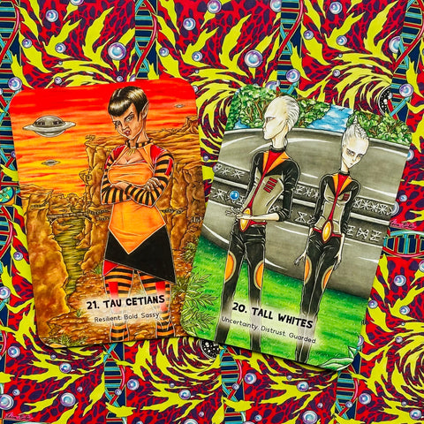 Tarot kortos su ryškiomis iliustracijomis — dvi kortos (21 Tau Ceti oranžinė ir 20 Tall Whites žalia) ant spalvoto rašto
