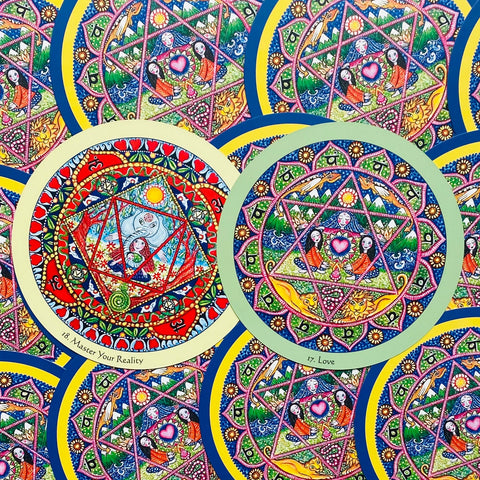 Mandala kortos su sodriomis raudona ir žalia rėmelėmis, centre dvi skirtingos kortos — Love ir Master Your Reality