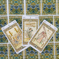 Tarot kortos Rider‑Waite stiliumi, trijų kortų aiškinimo išdėstymas su švelniomis pastelinėmis iliustracijomis ir ornamentiniu fonu