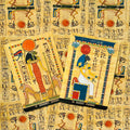 Tarot kortos, Egipto dievybių Sekhmet (17) ir Bastet (16) ant papiruso fono, dvi kortos persidengiančios, priekinis pasviręs žvilgsnis