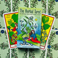 Tarot kortos The Herbal Tarot dėžutė su dviem spalvotomis kortomis ant žolelių raštuoto fono