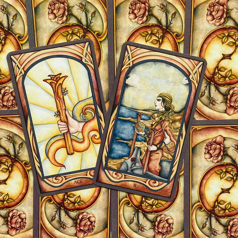 Tarot kortos su art nouveau nugarėlėmis ir dviem priekinėmis kortomis (Ace ir II) šiltų rožinių bei auksinių tonų