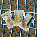 Tarot kortos Rider‑Waite: trys atverstos pentaklių kortos (8, 9, 10) ant mėlyno ornamentuoto nugarėlių fono