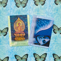 Orakulų kortos Blue Angel ir Buddha Nature, dvi priekinės kortų pusės mėlyname fone su drugeliais, ryškios spalvos