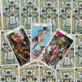 Tarot kortos — trijų Lazdų išklotinė (7, 8, 6) su centro korta bėgančia moterimi ir ornamentuotu kortų nugarėlių fonu