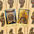 tarot kortos dvikaita: atversta Dagaz su auksine kario moterimi ir Othila su runų ritiniu, detalus vikingų stiliaus dizainas