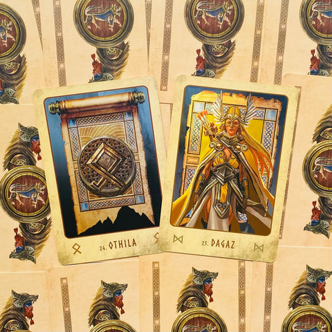 tarot kortos dvikaita: atversta Dagaz su auksine kario moterimi ir Othila su runų ritiniu, detalus vikingų stiliaus dizainas