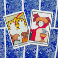 Tarot kortos Rider–Waite stiliaus: dvi priekinės kortos (Ten of Cups ir Page of Cups) ant mėlynos raštuotos nugarėlės, plokščias išdėstymas
