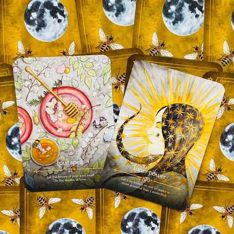 Taro kortos su auksine bičių nugarėle, dvi atverstos kortos – Love Spell ir Inner Power