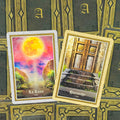 Tarot kortos La Luna ir Hierarchy: paslaptinga pastelinė mėnulio korta ir medinių durų korta, persidengiančios šone ant juodo aukso raštuoto fono