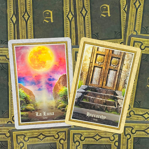 Tarot kortos La Luna ir Hierarchy: paslaptinga pastelinė mėnulio korta ir medinių durų korta, persidengiančios šone ant juodo aukso raštuoto fono