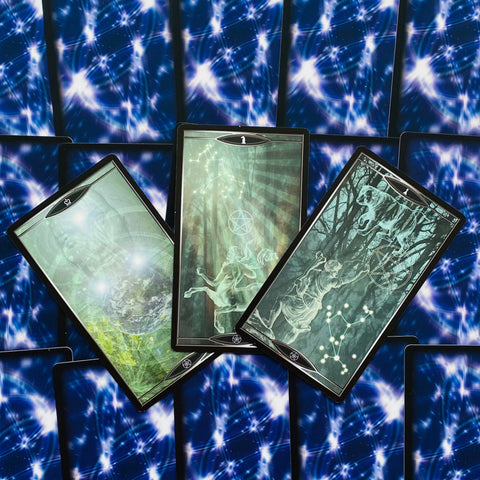tarot kortos žaliu mistiniu dizainu, trijų kortų išdėstymas iš viršaus ant mėlynos žvaigždėtos nugarėlės, skirtos apžvalgai