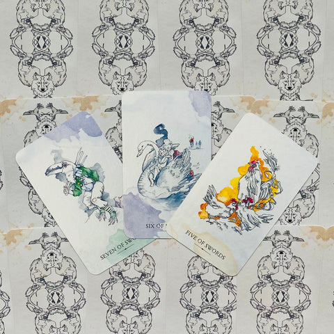 Tarot kortos akvarelinėmis iliustracijomis — trys atviros kortos (Penki, Šeši, Septyni kardai) ant raštuoto nugarėlių fono