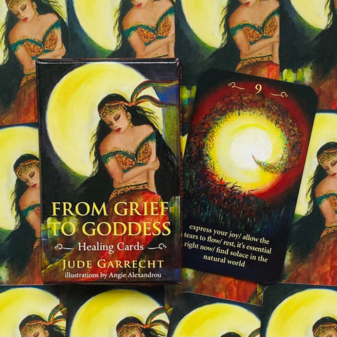 kortų kaladė "From Grief to Goddess" — dėžutė su mėnuliu ir atversta korta su ryškia spiraline saulės iliustracija