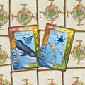 tarot kortos — dvilypė mėlyna Whale ir Spider kortų pora su ryškiais geltonais kraštais ir ornamentiniu fonu