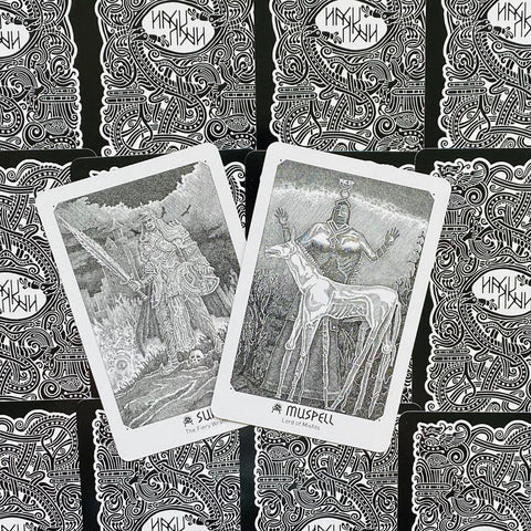 Tarot kortos, dvi atverstos kortos su baltomis kraštinėmis (Muspell ir Suld) ant juodai baltų nugarėlių fono