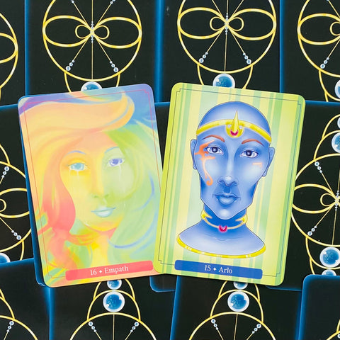 tarot kortos rinkinys: dvi atverstos kortos — pastelinė Empath ir mėlyna Arlo su skirtingais dizainais