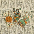 Tarot kortos, antikvarinės: trys atverstos kortos (karalius, karalienė, monetos) ant ornamentinių nugarėlių