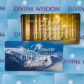 Inspiracinės kortelės Divine Wisdom (Lisa Williams), dvi versijos: mėlyna „Create“ ir aukso miško „Heart“, parodytos iš arti