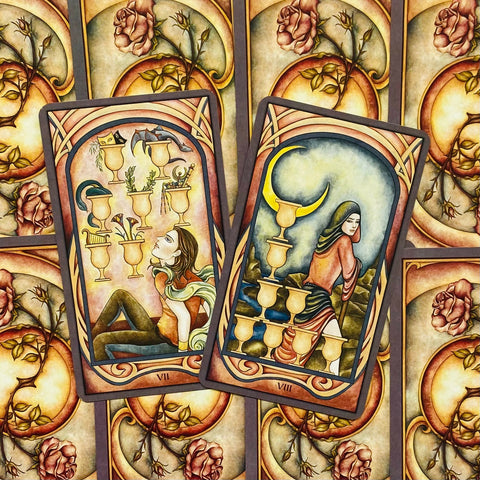 Tarot kortos iliustruotos, dvi atverstos Taurių kortos (VII, VIII) su rožine rožių nugarėle