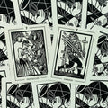 tarot kortos juodai baltos, artimas kampinis kadras su dviem atviromis kortomis (7 Pentacles ir 7 Swords)