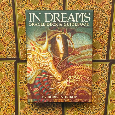 Orakulo kortos In Dreams (Boris Indrikov) stačiakampė dėžutė su įmantriu žalsvai-rudu iliustraciniu viršeliu
