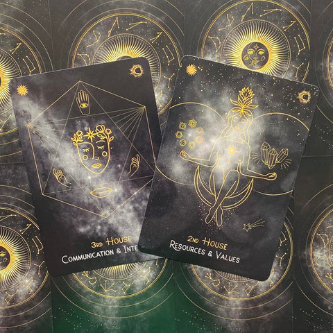 Tarot kortos juodos su aukso linijomis, atverstos 2nd ir 3rd House kortos artimu kampu, aiškūs simboliai