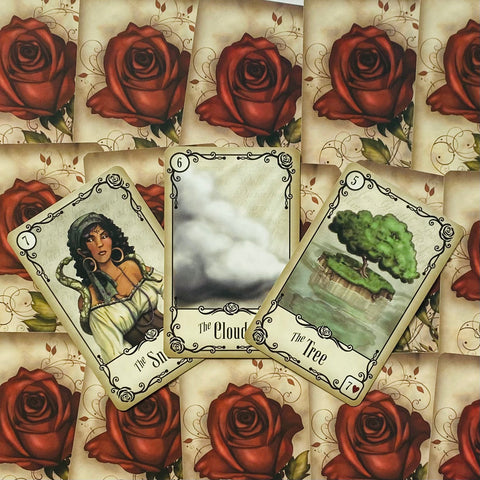 Lenormand kortos, trijų kortų išdėstymas (Gyvatė, Debesys, Medis) ant raudonų rožių nugarėlių, aiškus retro iliustracijų stilius