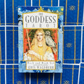 Produkto puslapiui — priekinis The Goddess Tarot dėžutės vaizdas: centrinis moters portretas su pelėda, aukso, mėlyna ir raudona spalvos, tiesus viršutinis kadras