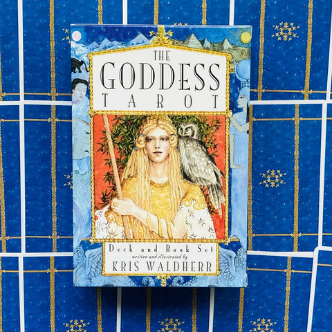 Produkto puslapiui — priekinis The Goddess Tarot dėžutės vaizdas: centrinis moters portretas su pelėda, aukso, mėlyna ir raudona spalvos, tiesus viršutinis kadras