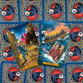 Tarot kortos, dvi atverstos – Page of Wands ir Ten of Wands su dramatiniais scenomis ant mėlyno snapo rašto