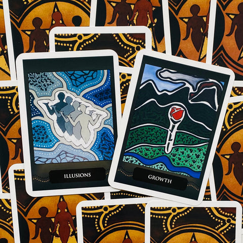Tarot kortos su baltu rėmeliu: dvi atverstos kortos „Illusions“ (mėlyna) ir „Growth“ (žalia su rože) ant raštuoto fono, matomas kortų priekis