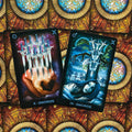 tarot kortos Illuminati leidimas, tamsiai mėlynos ir raudonos X ir IX Kalavijų kortos, detalus artimas kampinis kompozicija, matomas ir galinis raštas