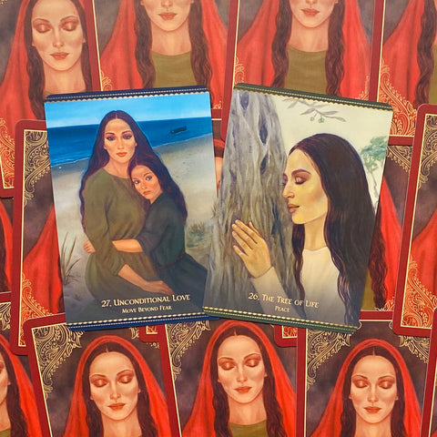 Tarot kortos – atverstos dvi kortos "Unconditional Love" ir "The Tree of Life" prie raudonų nugarėlių
