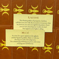 kortos orakulas su rudomis auksinėmis nugarėlėmis ir dvejomis atverstomis kortelėmis Lakshmi ir Ma'at