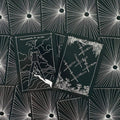 Tarot kortos juodos su baltu piešiniu, iš viršaus matomas vienos kortos Philosopher of Knives ir šešių peilių korta