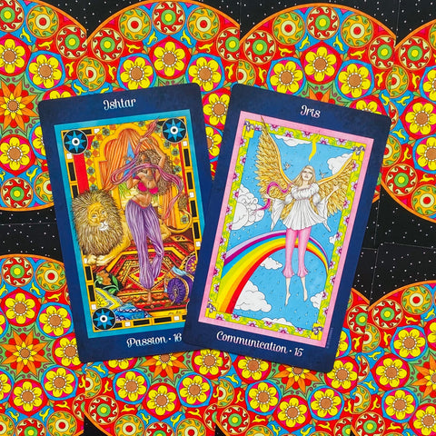 Tarot kortos, dvi ryškios Ishtar ir Iris kortos ant spalvingo mandalos fono, rodoma kortų dizaino detalė