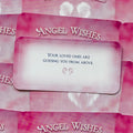 Angel Wishes kortelė, rožinė orakulo kortelė su anglišku užrašu "Your loved ones are guiding you from above" ir mažais angelų sparnais, artimas kampas