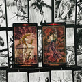 Tarot kortos su vintažiniu raudonu meno dizainu: dvi kortos (7 ir 6) parodytos iš arti, matomi priekinių iliustracijų detalės