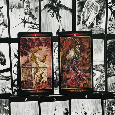 Tarot kortos su vintažiniu raudonu meno dizainu: dvi kortos (7 ir 6) parodytos iš arti, matomi priekinių iliustracijų detalės