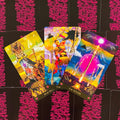 Tarot kortos — trijų atverstų kortų rinkinys su ryškiai spalvotais psichodeliniais piešiniais ant juodo fono