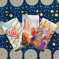 tarot kortos atvertos: trys priekinės kortos (8, 7 ir 6 lazdelės) ant mėlyno žvaigždėto nugarėlių, matomos iš viršaus