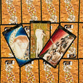 tarot kortos trijų kortų kompozicija ant auksinės Klimto stiliaus nugarėlės, parodyta iš viršaus kaip prekės demonstracija