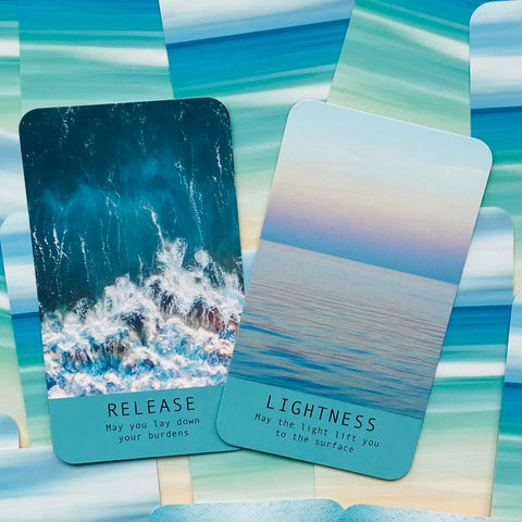 kortų rinkinys su jūros motyvais, mėlynos‑žalios kortos su užrašais „Release“ ir „Lightness“ dvi skirtingos priekinės versijos