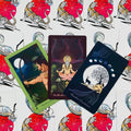 tarot kortos trijų kortų pavyzdys: žalios, bordo ir tamsiai mėlynos prie raudonos tigrinės nugarėlės