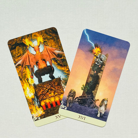 Tarot kortos – dvi nukreiptos kortos (XV Demonas ir XVI Bokštas) su ugnies ir žaibo motyvais ant šviesaus fono