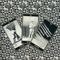 Tarot kortos juodai baltas Wands rinkinys — trys kortos (VIII, IX, X) ant ornamentuoto rožių fono