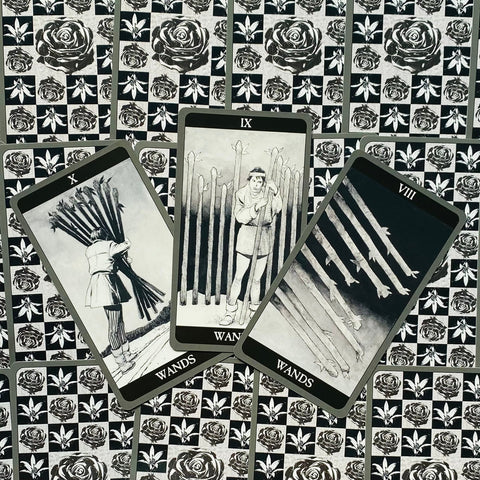 Tarot kortos juodai baltas Wands rinkinys — trys kortos (VIII, IX, X) ant ornamentuoto rožių fono