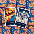 tarot kortos dvi iliustruotos kortos The Inworld ir The Circle of Nine ant ryškios mėlynos nugarėlės, arti priartintas priekis, unikalus piešinių variantas