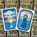 Tarot kortos, dvi atviros Taurių kortos su mėlynais rėmeliais ant ornamentinio fono — artimas plano vaizdas, skirtas rinkinio variantui